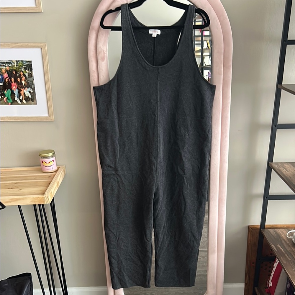 Colsie Gray Sleeveless Jumpsuit with Scoop Neckline